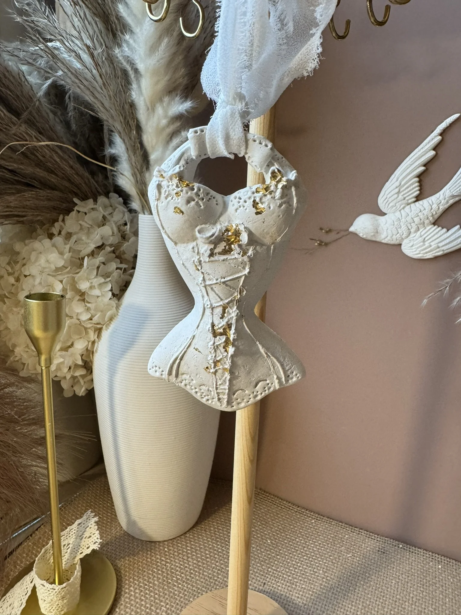 Suspension bustier en plâtre parfumé