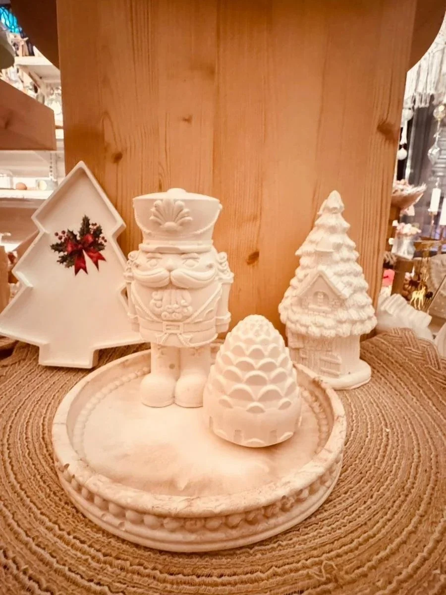 Casse noisette et sa pomme de pin en plâtre