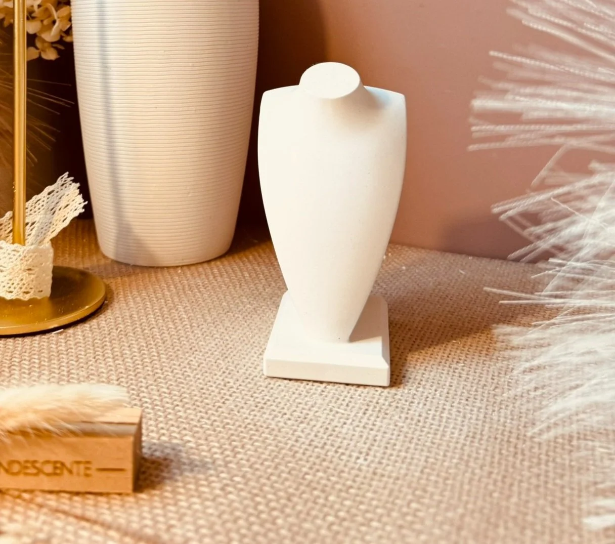 Bustier porte bijoux long en plâtre