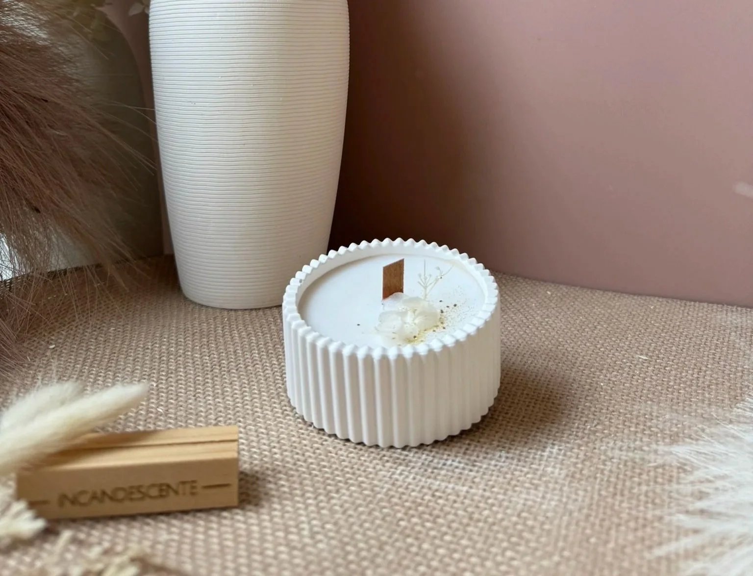 Bougie pot cannelé en plâtre