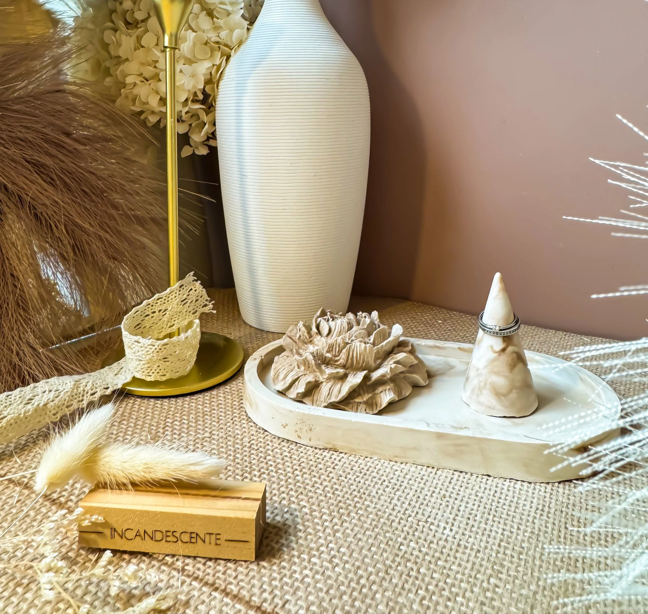 Plateau ovale marbré  et sa pivoine en plâtre