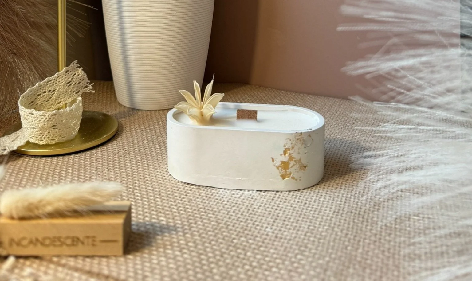 Petite bougie et son contenant en plâtre