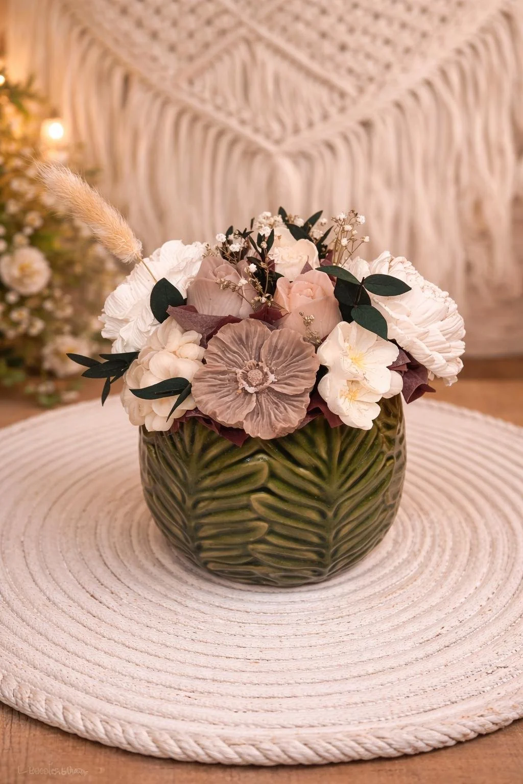 Bouquet romantique avec des fleurs de cire, de gypse et ses fleurs préservées