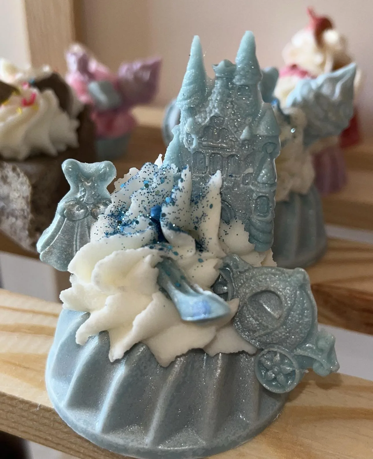 Fondant princesse  sur sa chantilly de cire