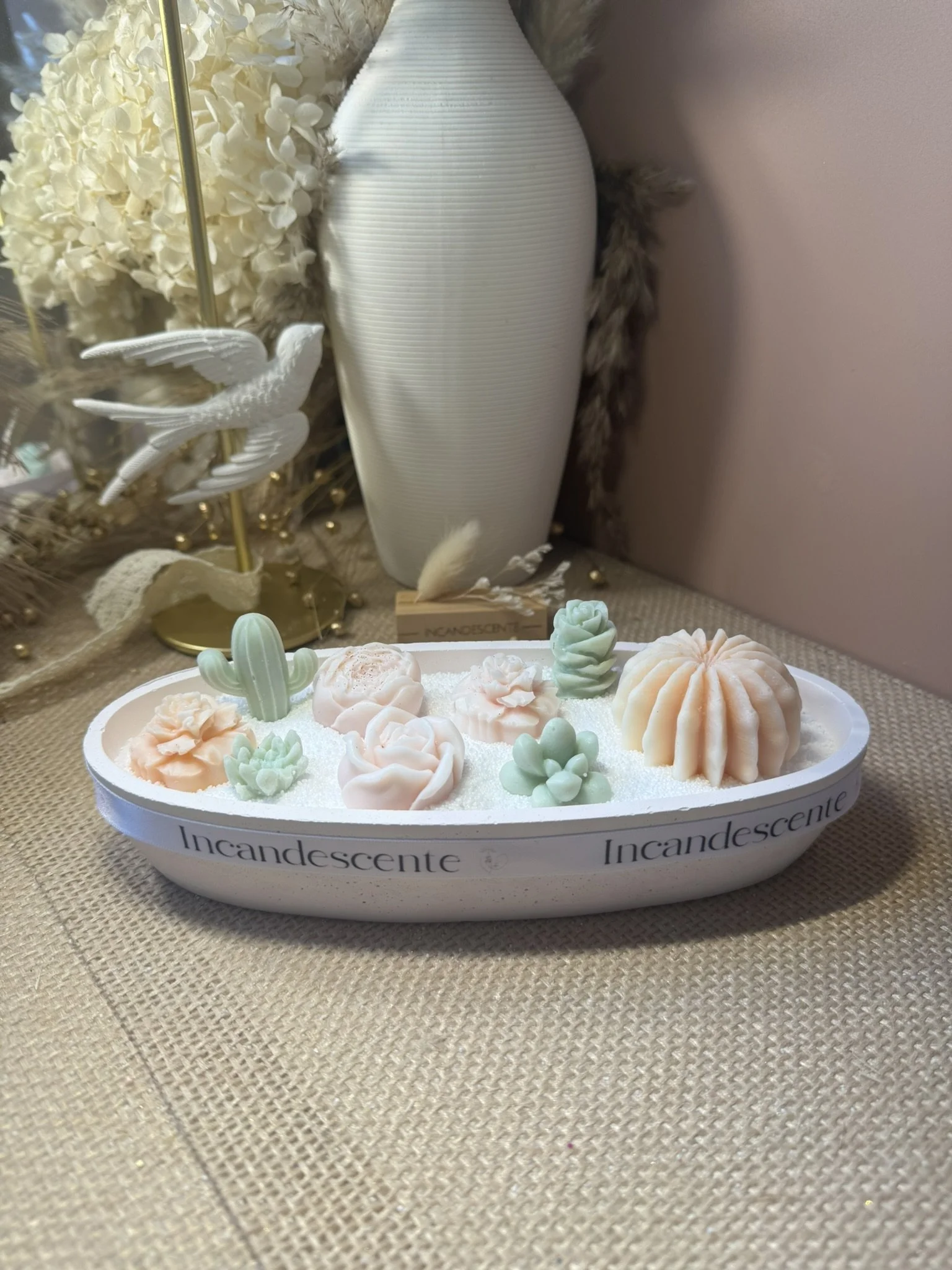 Bougie fleurs vert d'eau /corail  dans son contenant en plâtre