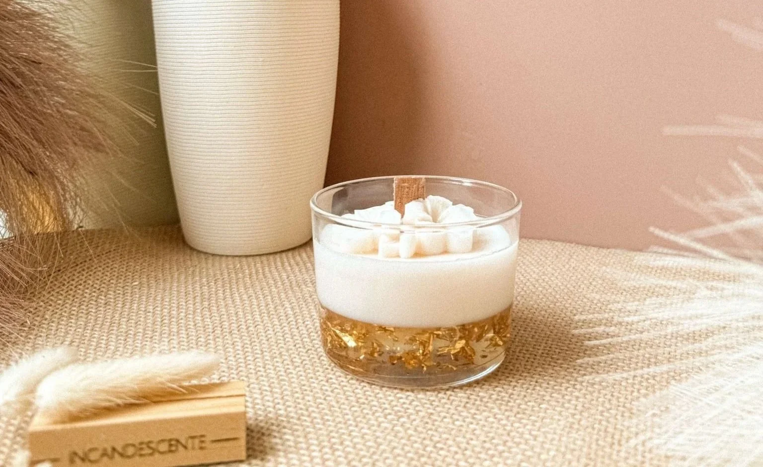 Bougie fleurs de cerisier sur fond doré