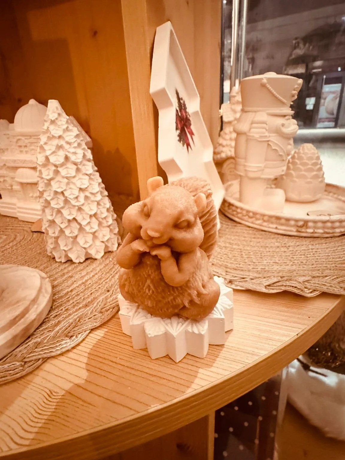 écureuil en cire et son support fleur de noël