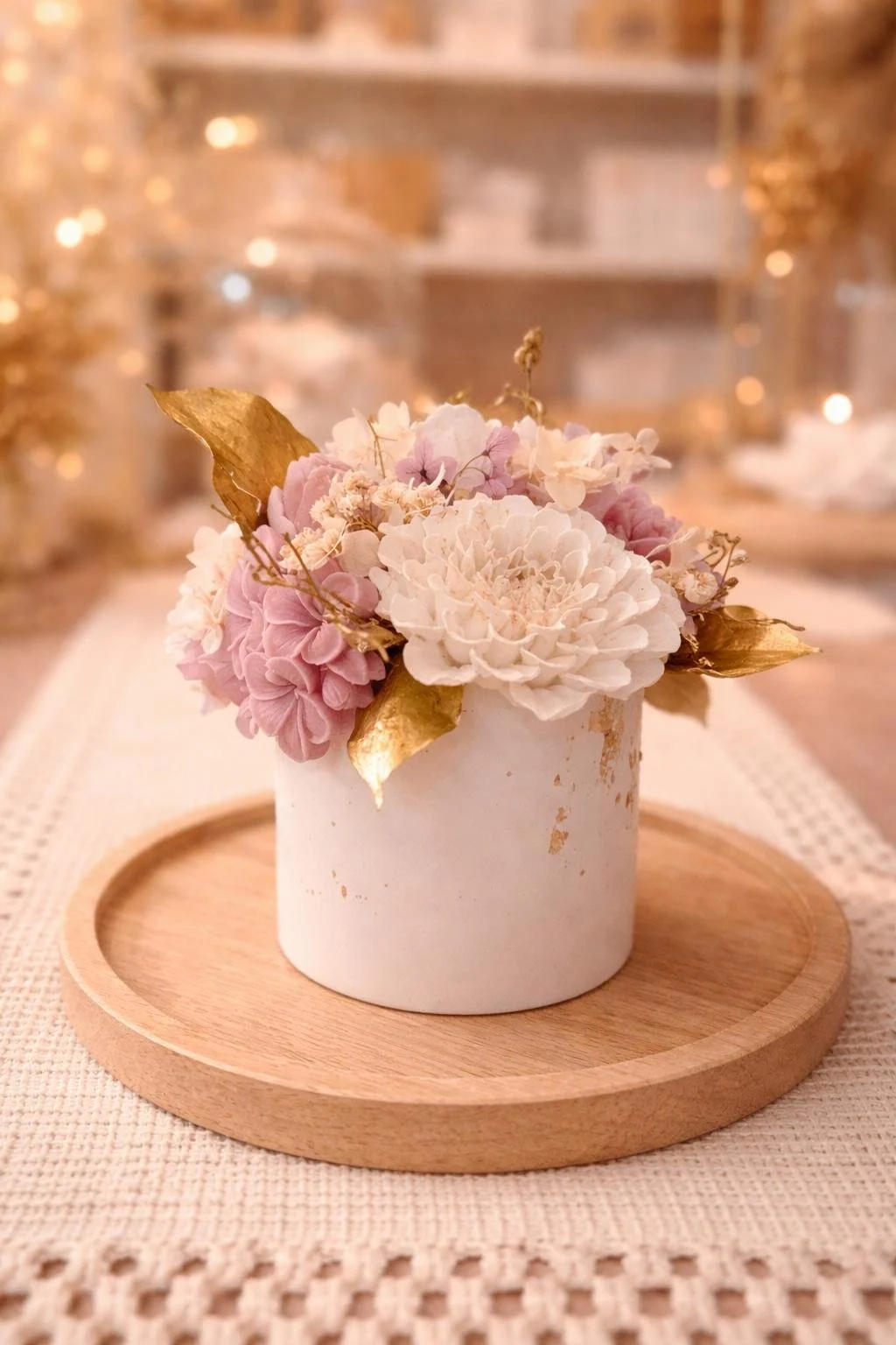 Bouquet de fleurs de cire et son pot de gypse marbré minérale (copie)