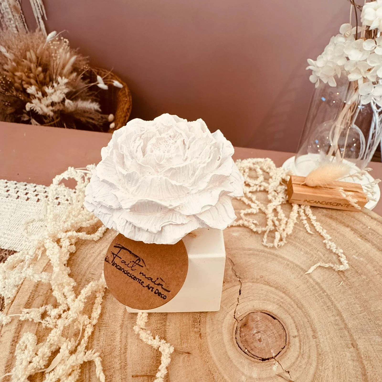 Diffuseur de parfum carré et sa fleur pivoine