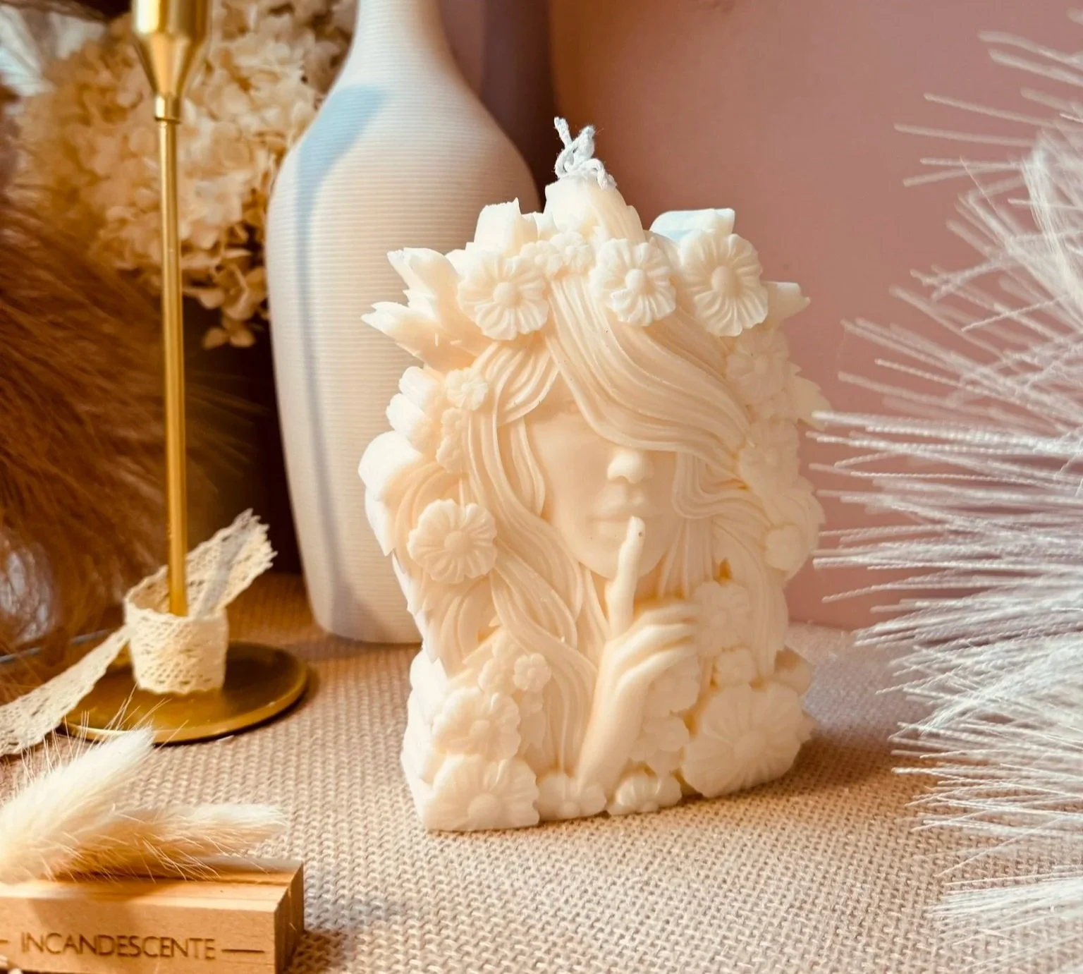 Bougie sculptée femme fleurs en cire