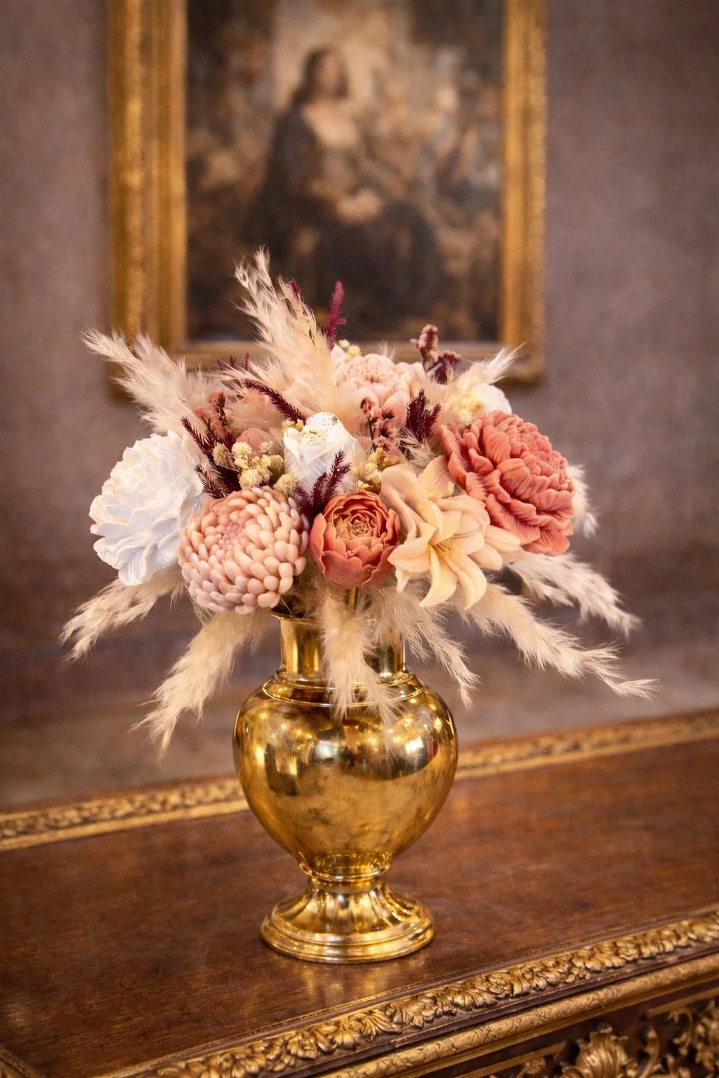 Bouquet de fleurs de cire , de gypse et de fleurs préservées et son vase en laiton