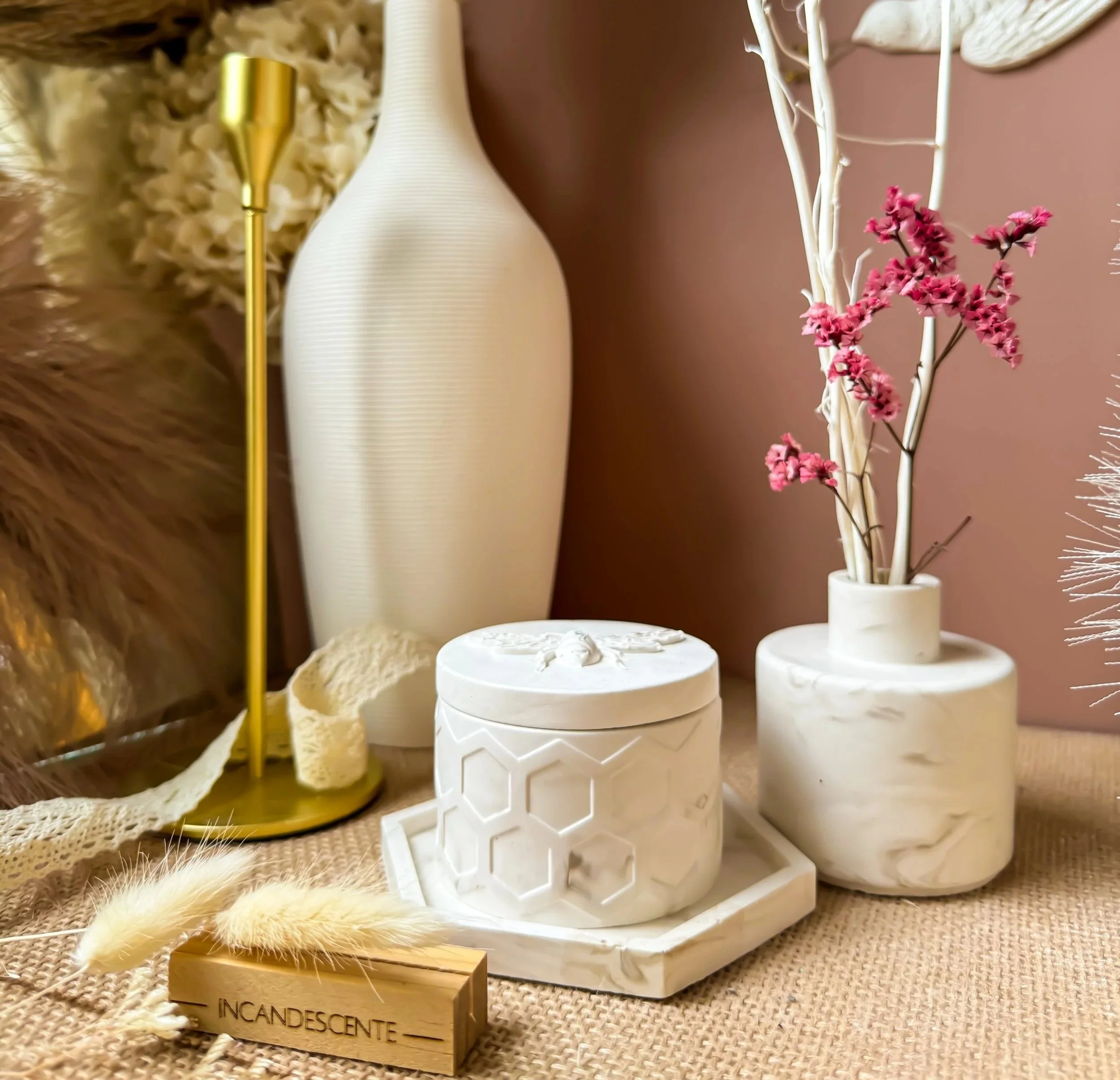 Ensemble diffuseur/vase avec son pot abeille chic et son plateau hexagonale en plâtre