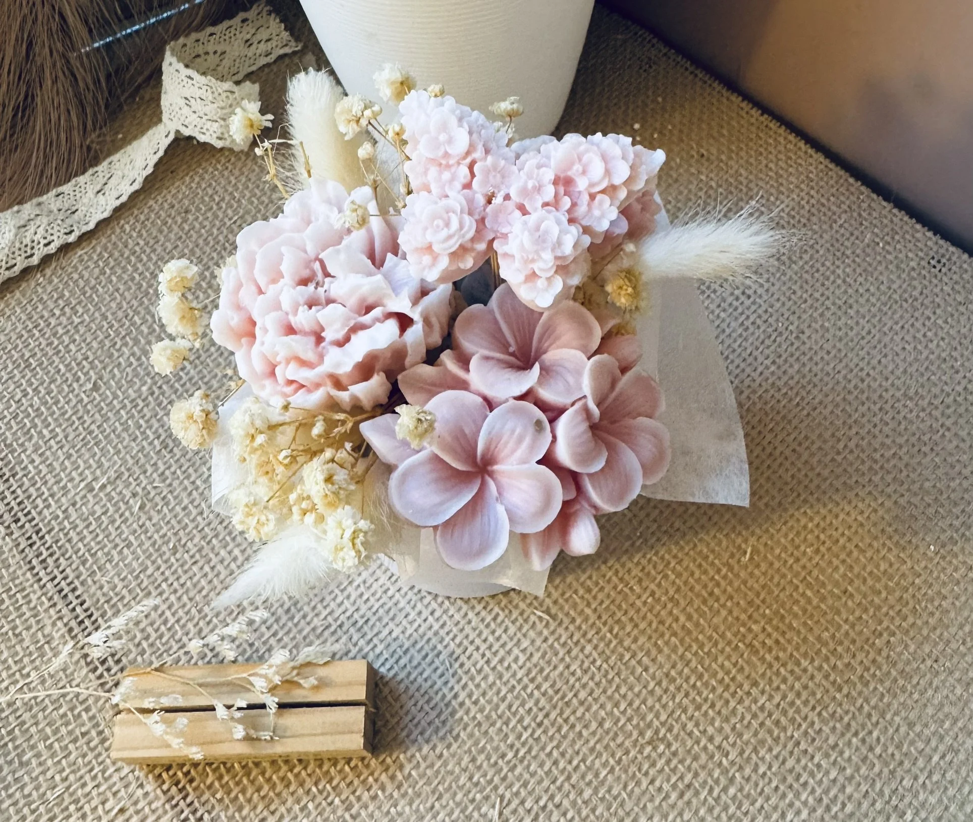 Bouquet de fleurs de cire beige/blanc & poudré