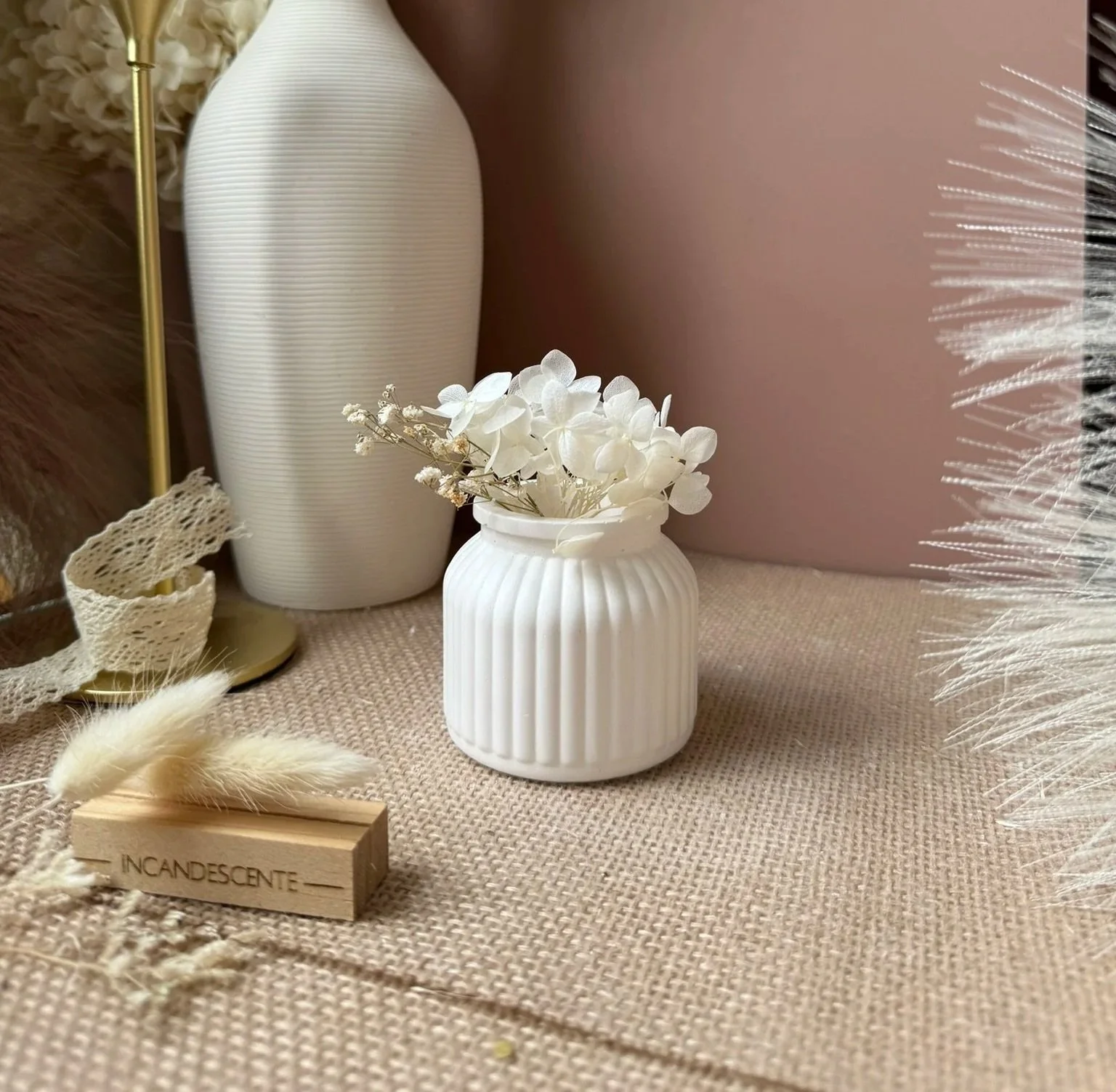 Petit pot rayures verticales bougie ou vase avec fleurs séchées en plâtre