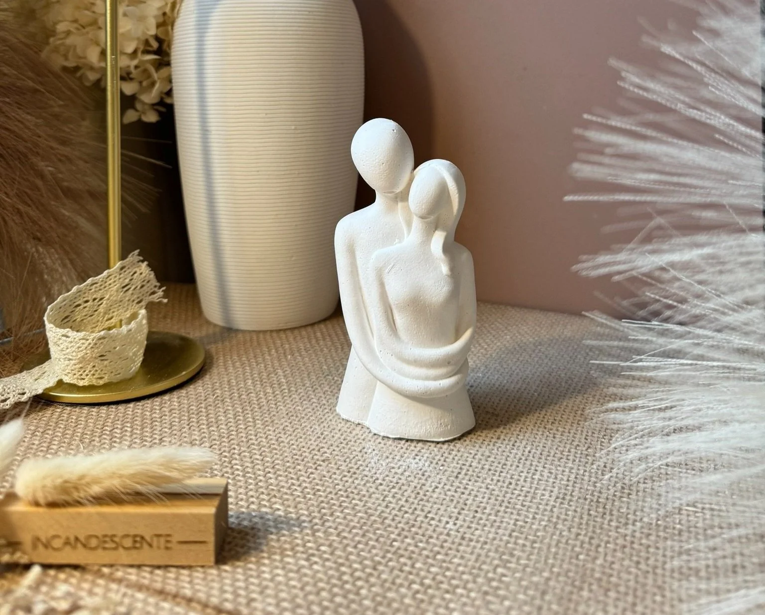 Couple enlacé en plâtre