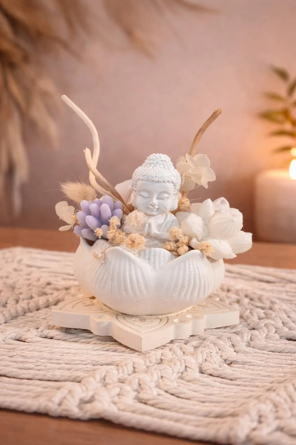 Bouddha en gypse avec des fleurs de cire et des fleurs préservées