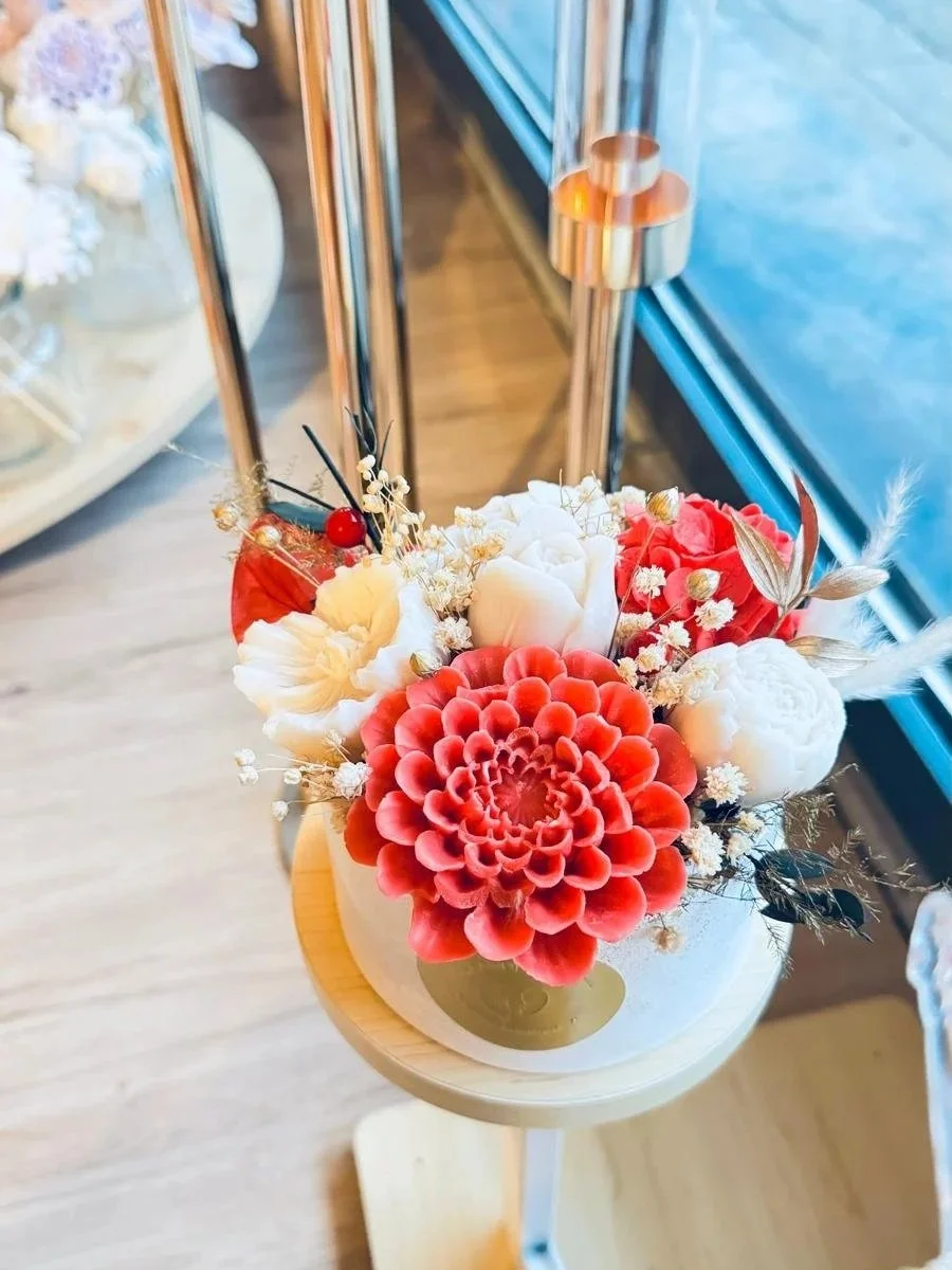 Bouquet de fleurs de cire et son pot de gypse