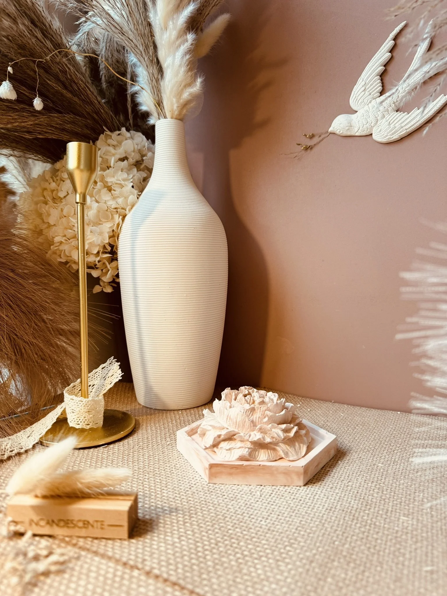 Coupelle hexagonale et sa pivoine en plâtre