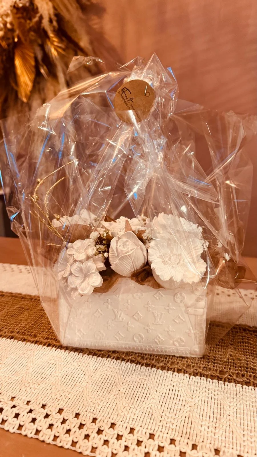 Bouquet de fleurs de cire et sa valise de luxe LV en gypse