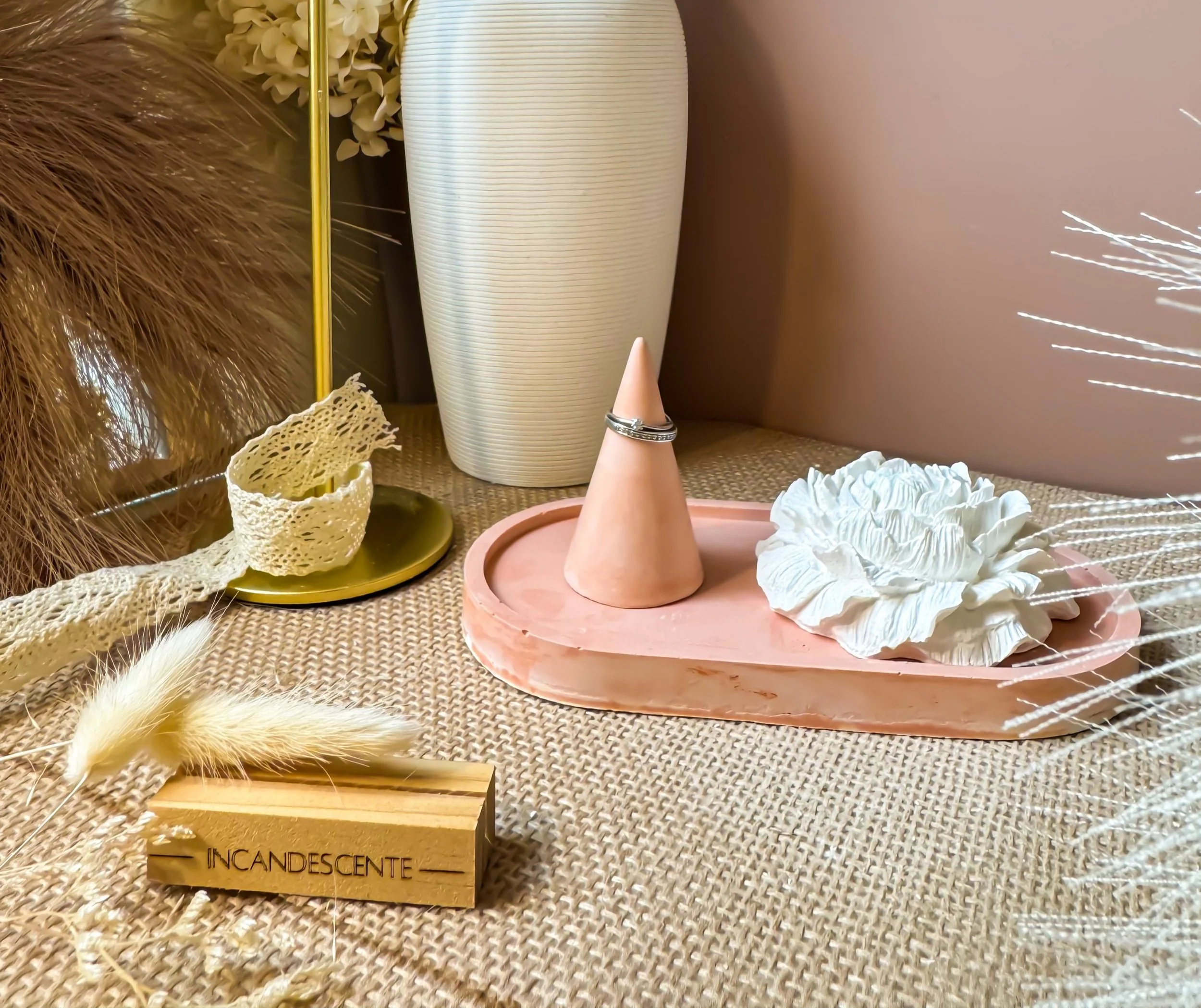 Plateau hexagonale, son cône porte bague en plâtre et son Blossom