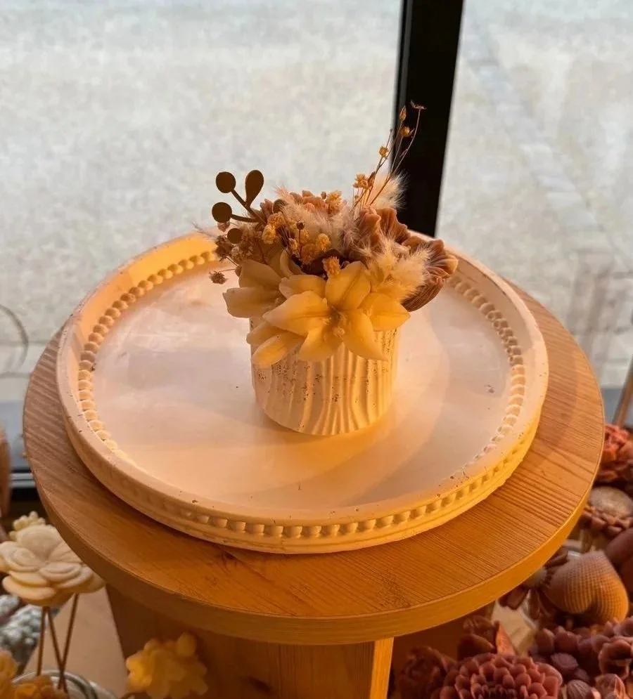Bouquet de fleurs de cire  et son pot de  gypse