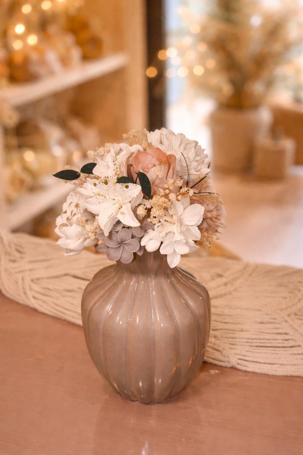 Bouquet de fleurs de cire et son pot