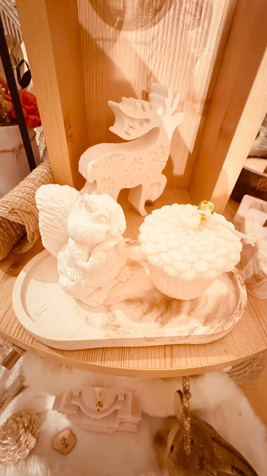 écureuil de plâtre et son gland de cire