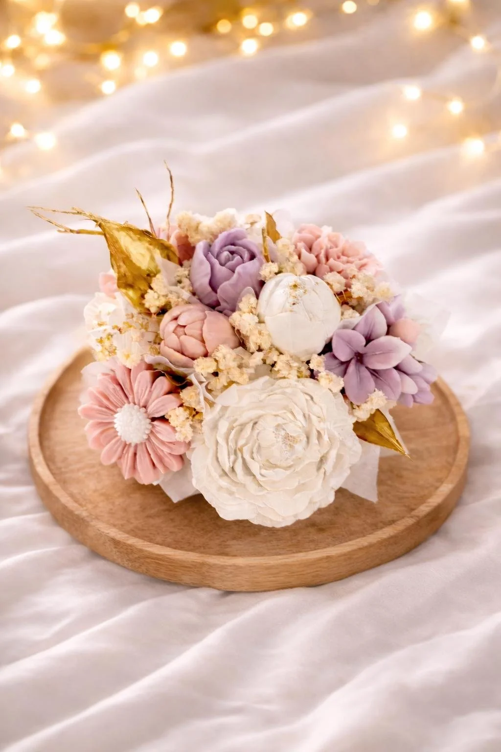Bouquet romantique avec des fleurs de cire, des fleurs préservées