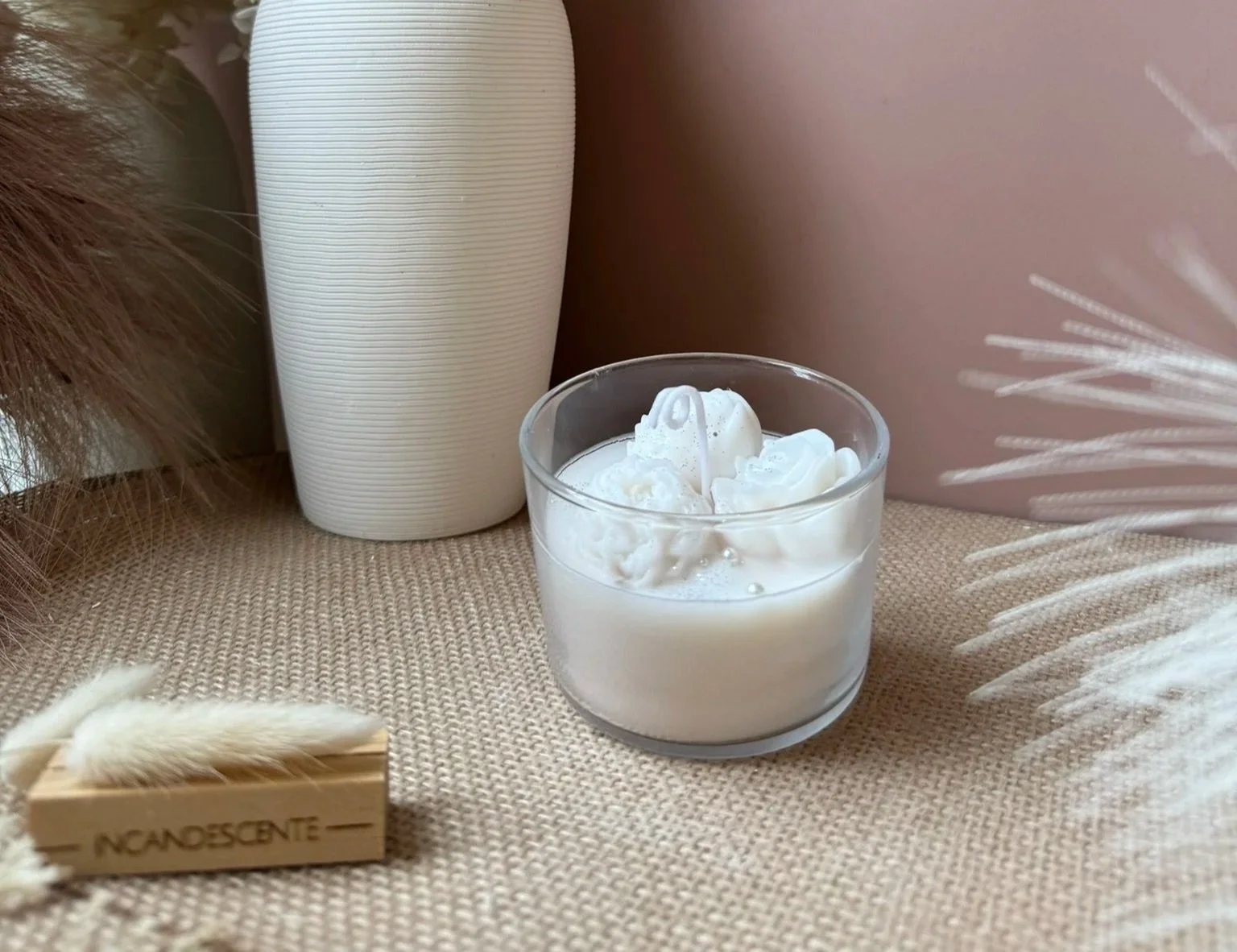 Bougie fleurs de cire et son contenant en verre