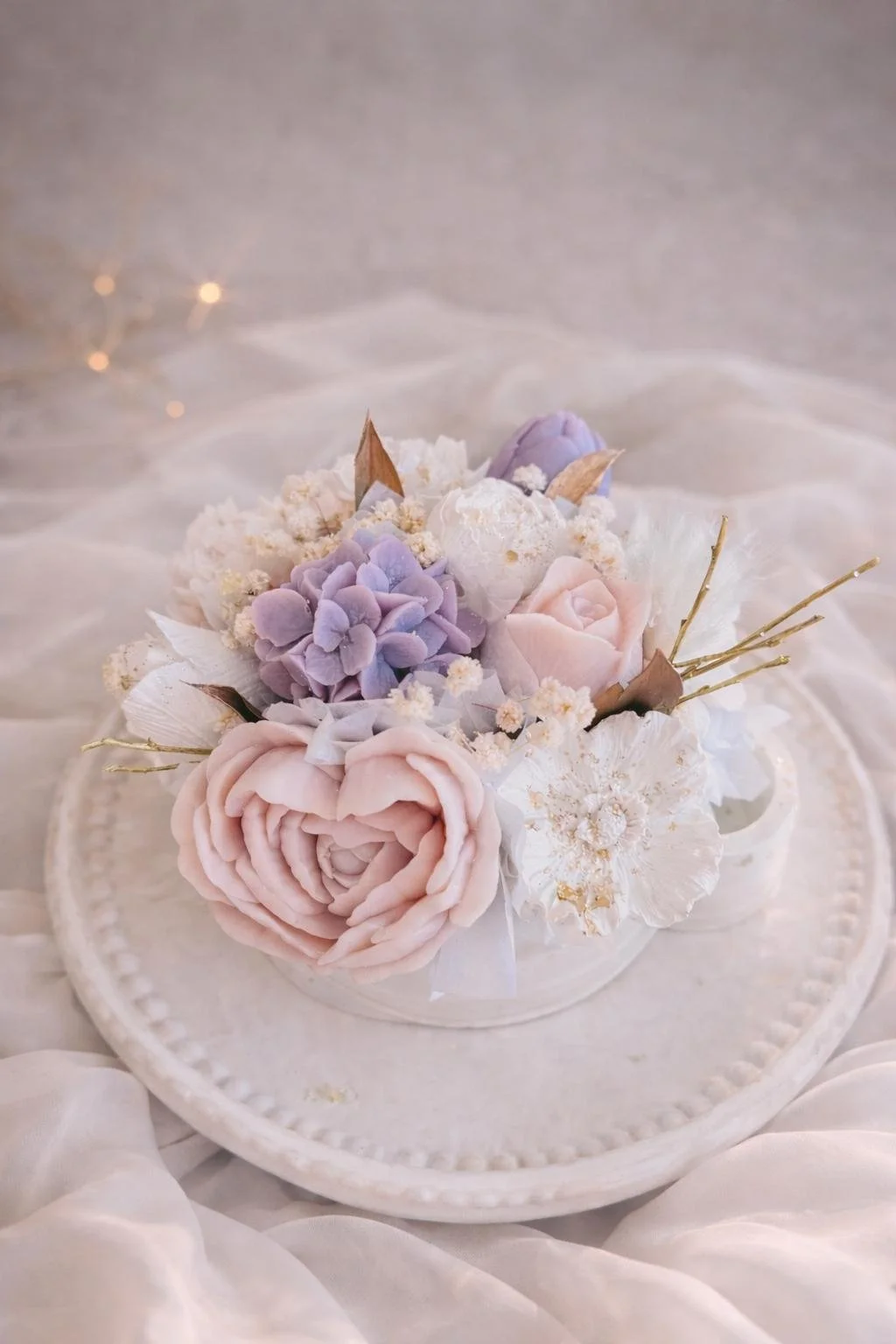 Bouquet romantique avec des fleurs de cire, des fleurs préservées et des fleurs de gypse contenant en gypse