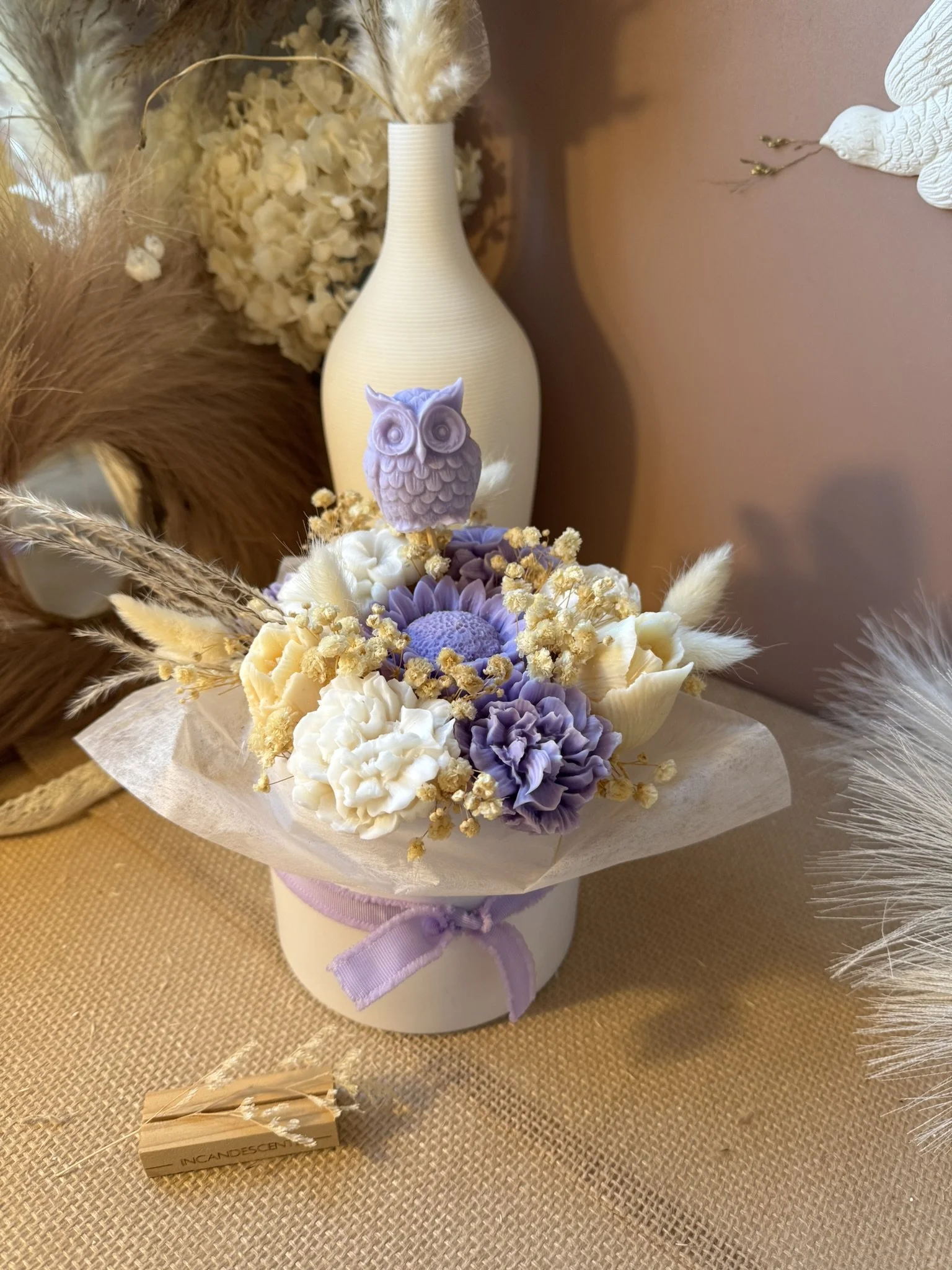 Bouquet de fleurs de cire beige/blanc & parme