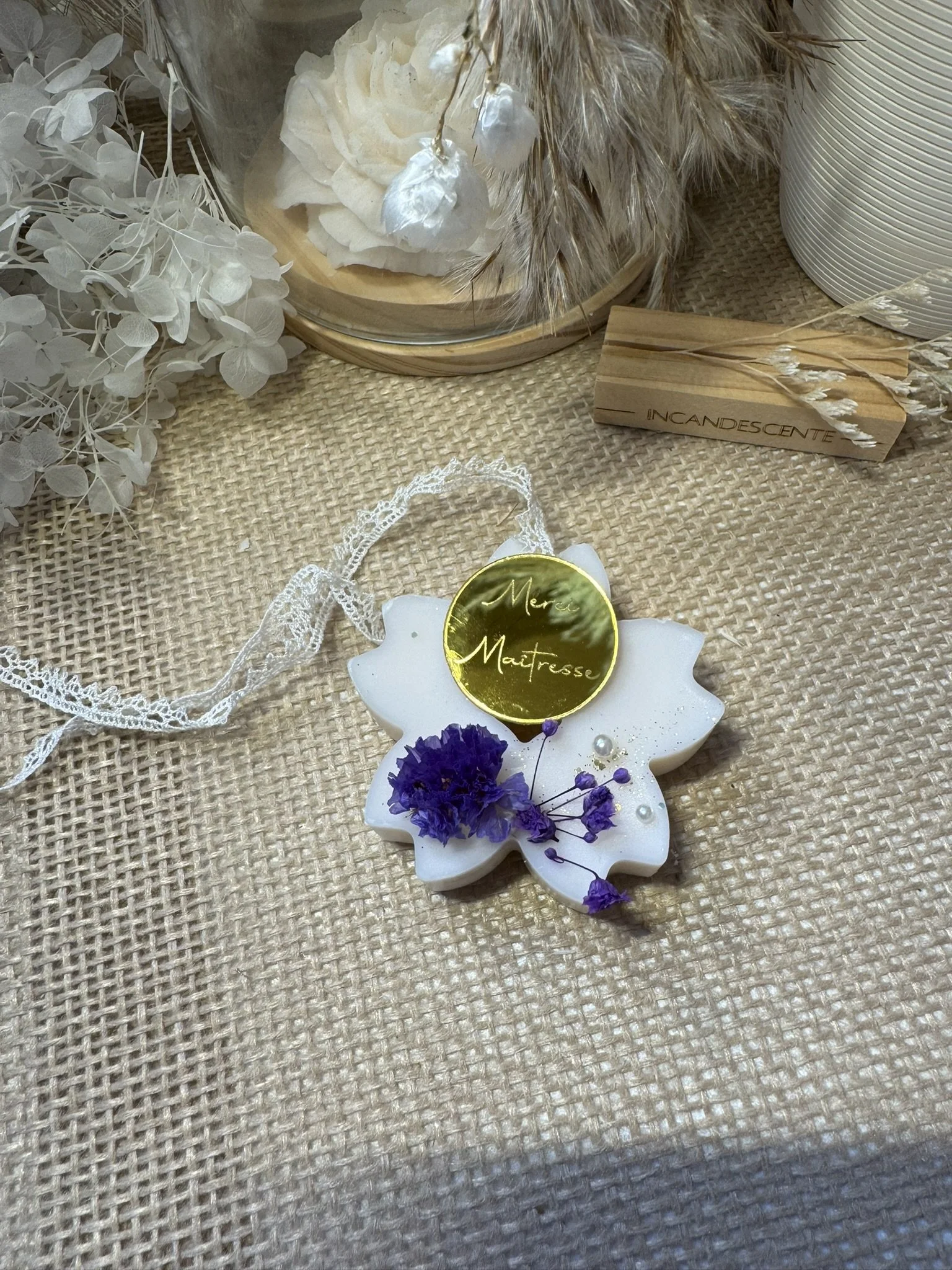 Suspension médaillon fleur violette