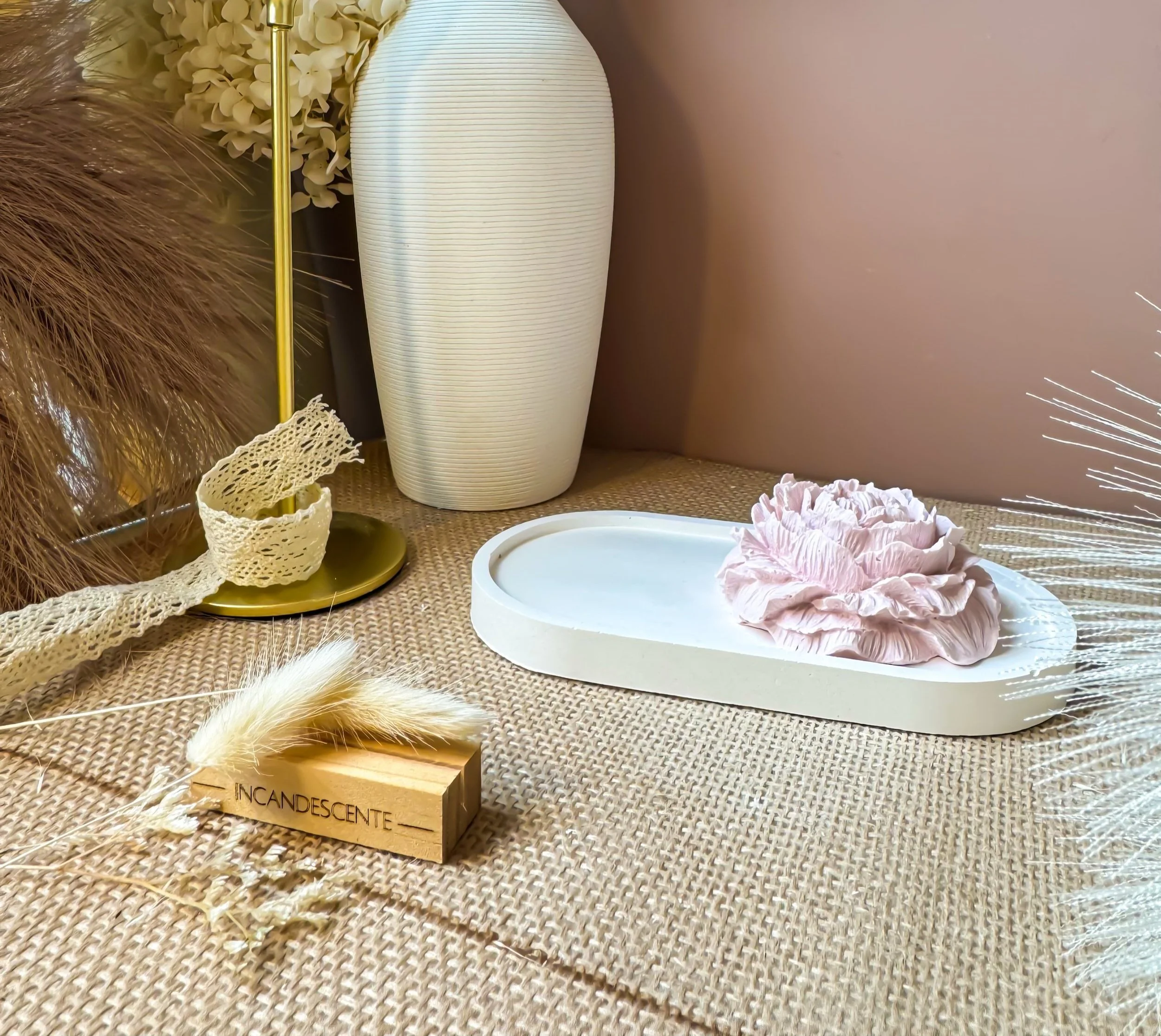 Plateau et sa pivoine en plâtre