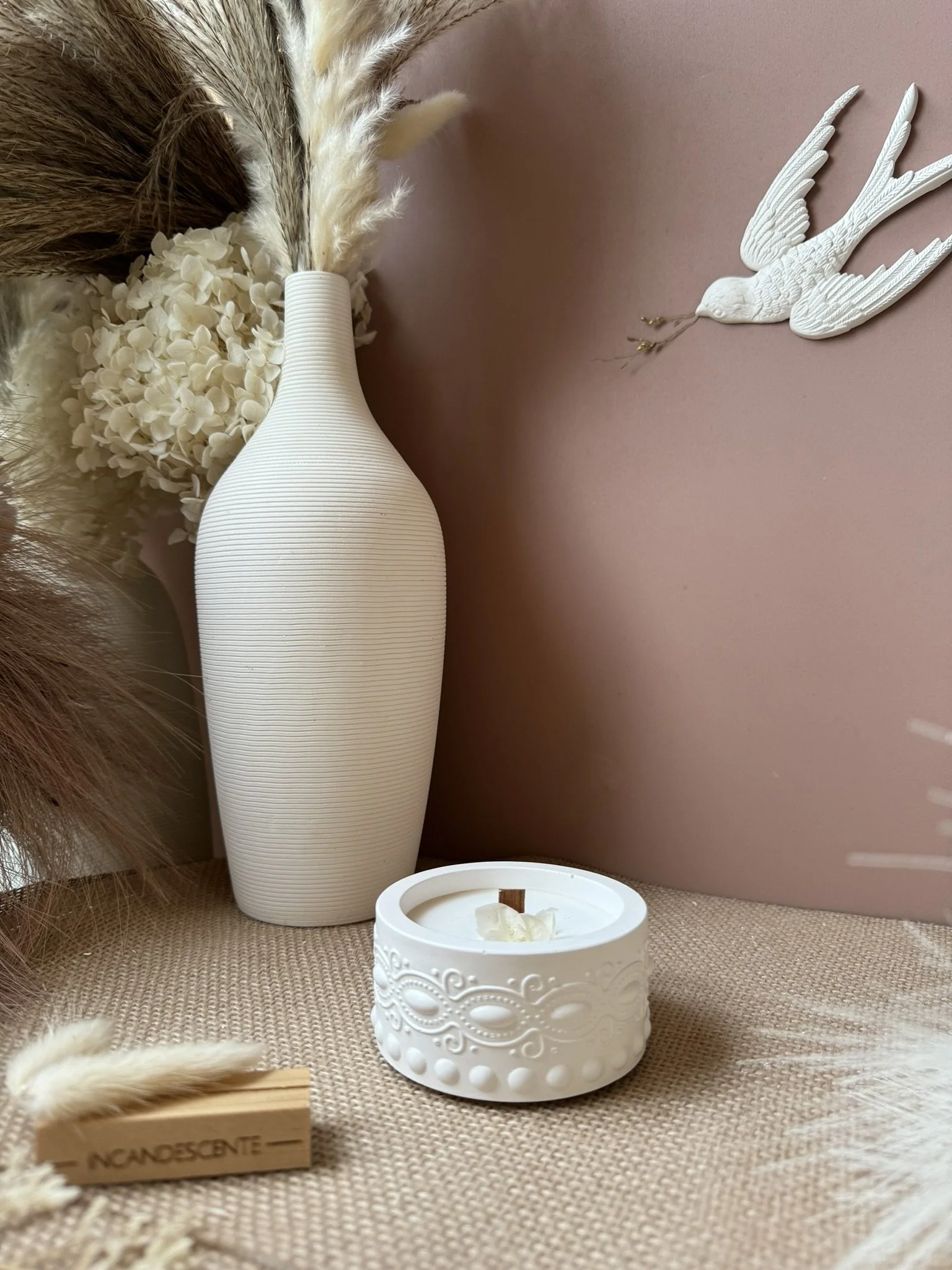 Bougie pot en plâtre motif ciselé