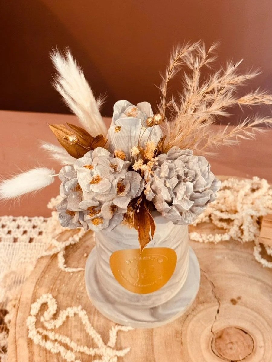 Bouquet de fleurs de plâtre et son vase en gypse
