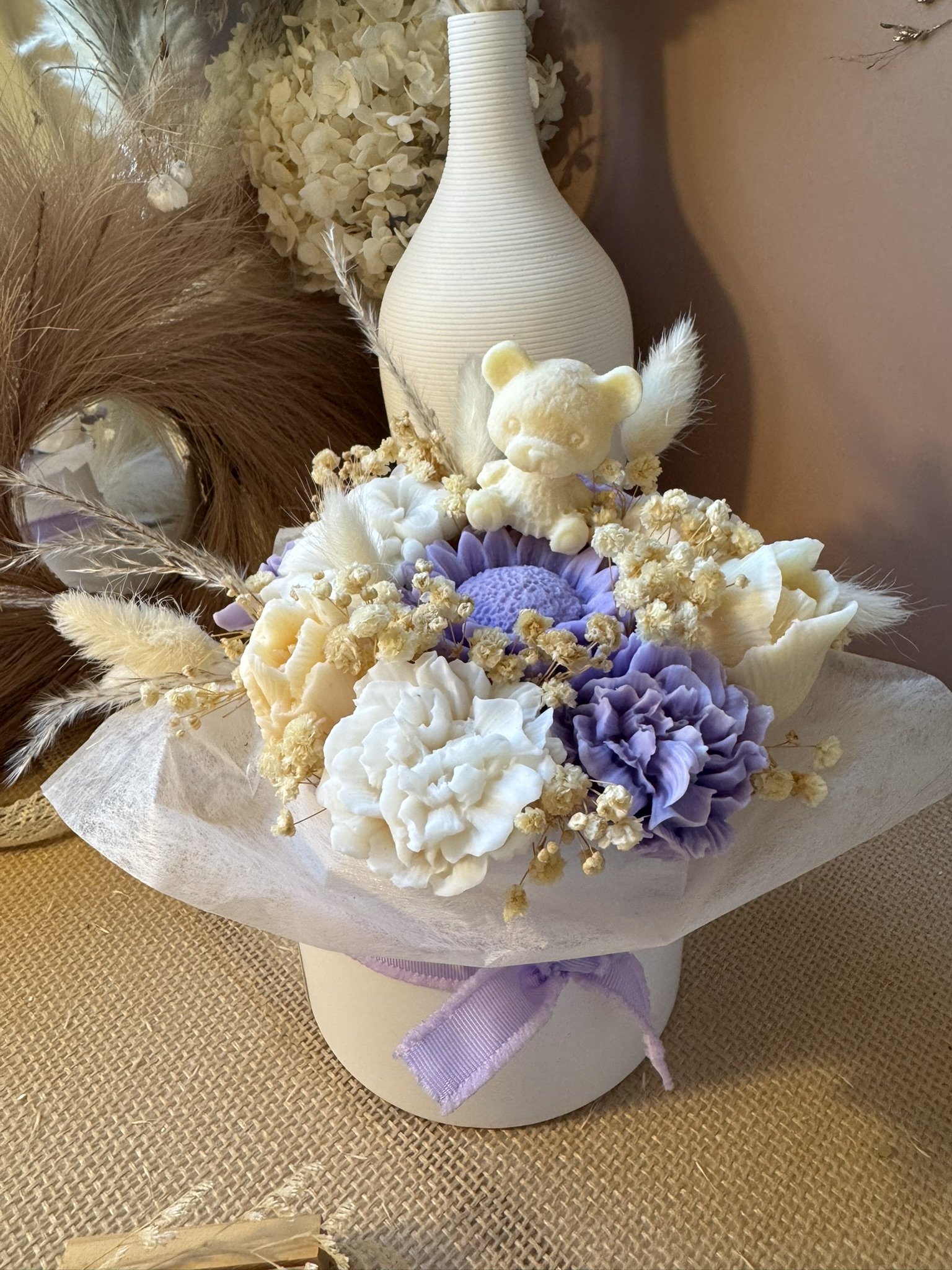 Bouquet de fleurs de cire beige/blanc & parme