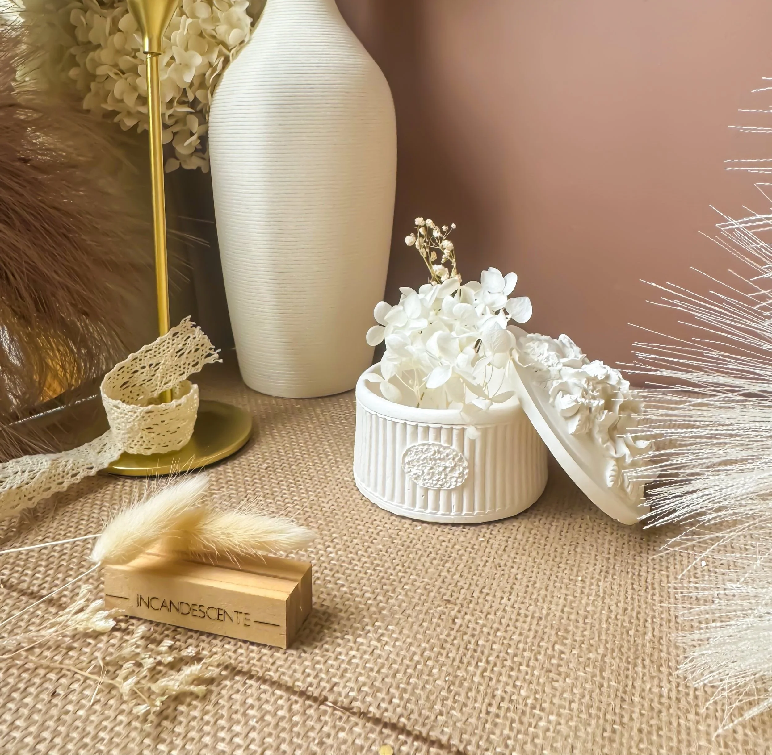 Boite orné de fleurs en plâtre