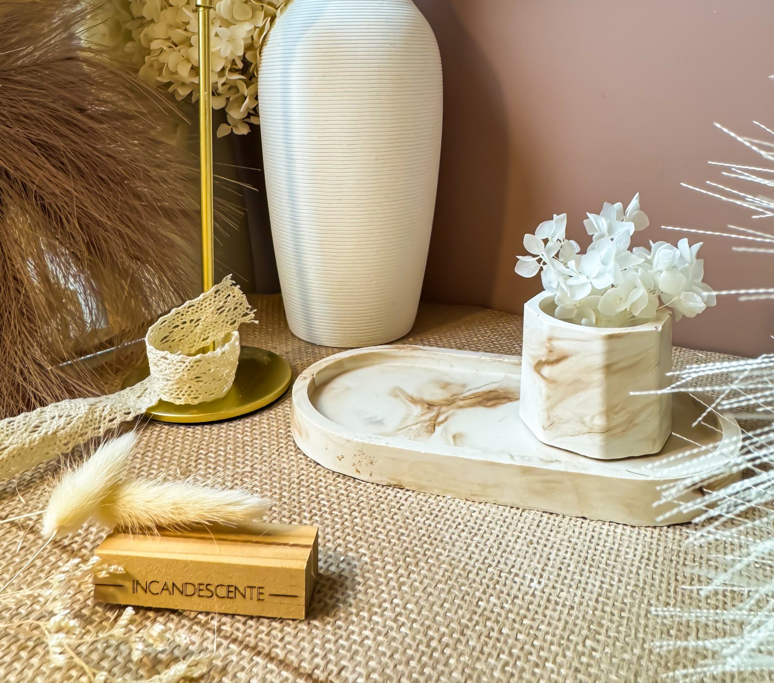 Plateau ovale marbré et son petit pot hexagonale en plâtre