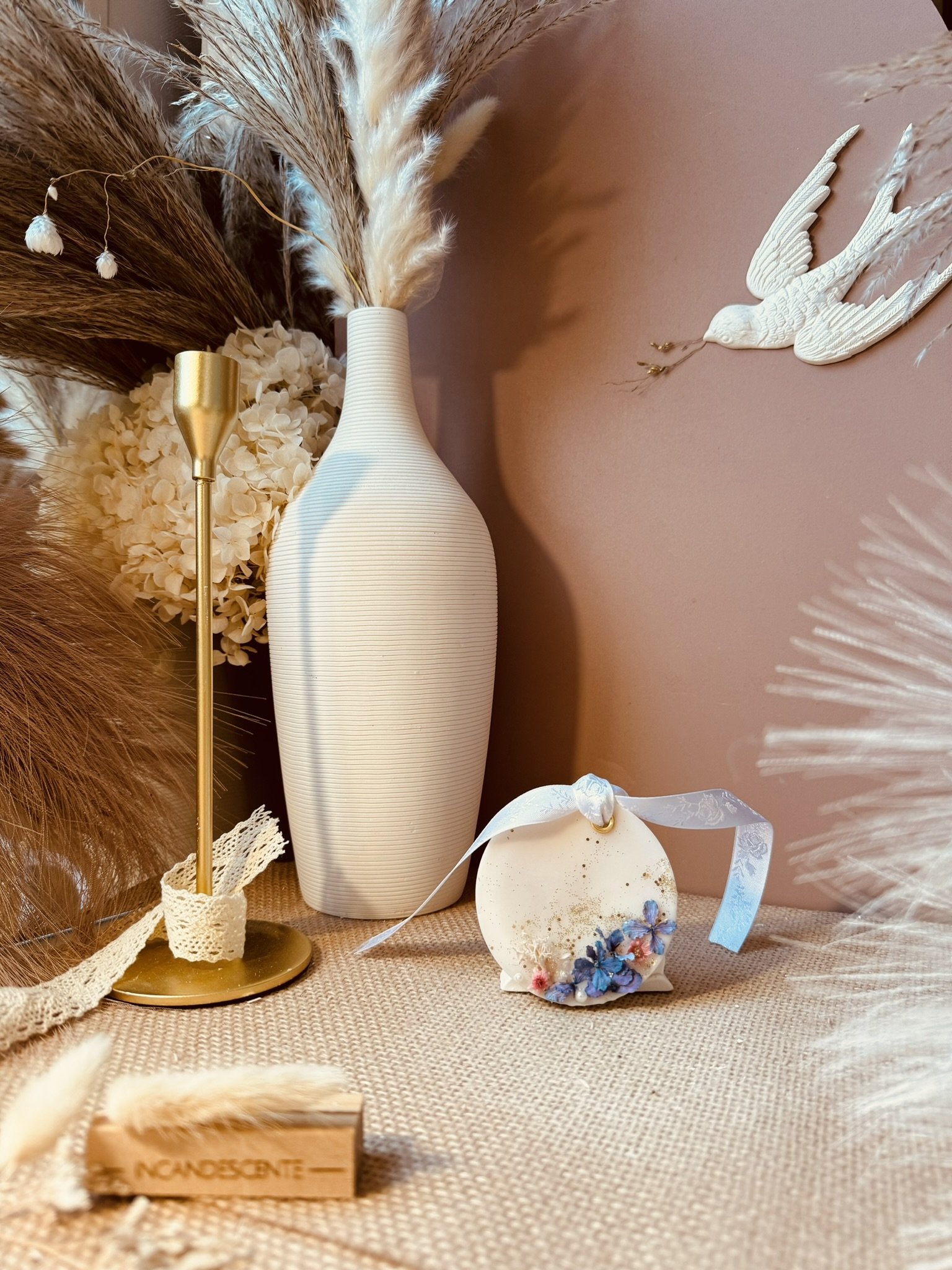 Suspension médaillon fleuries  en cire parfumé