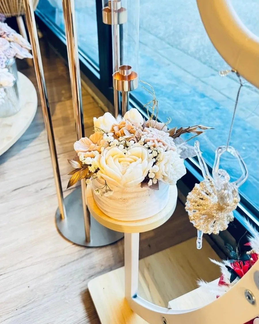 Bouquet de fleurs de cire et son pot de gypse marbré minérale