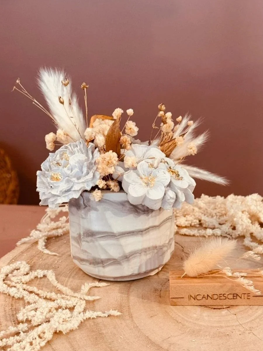 Bouquet de fleurs de cire et son pot en gypse