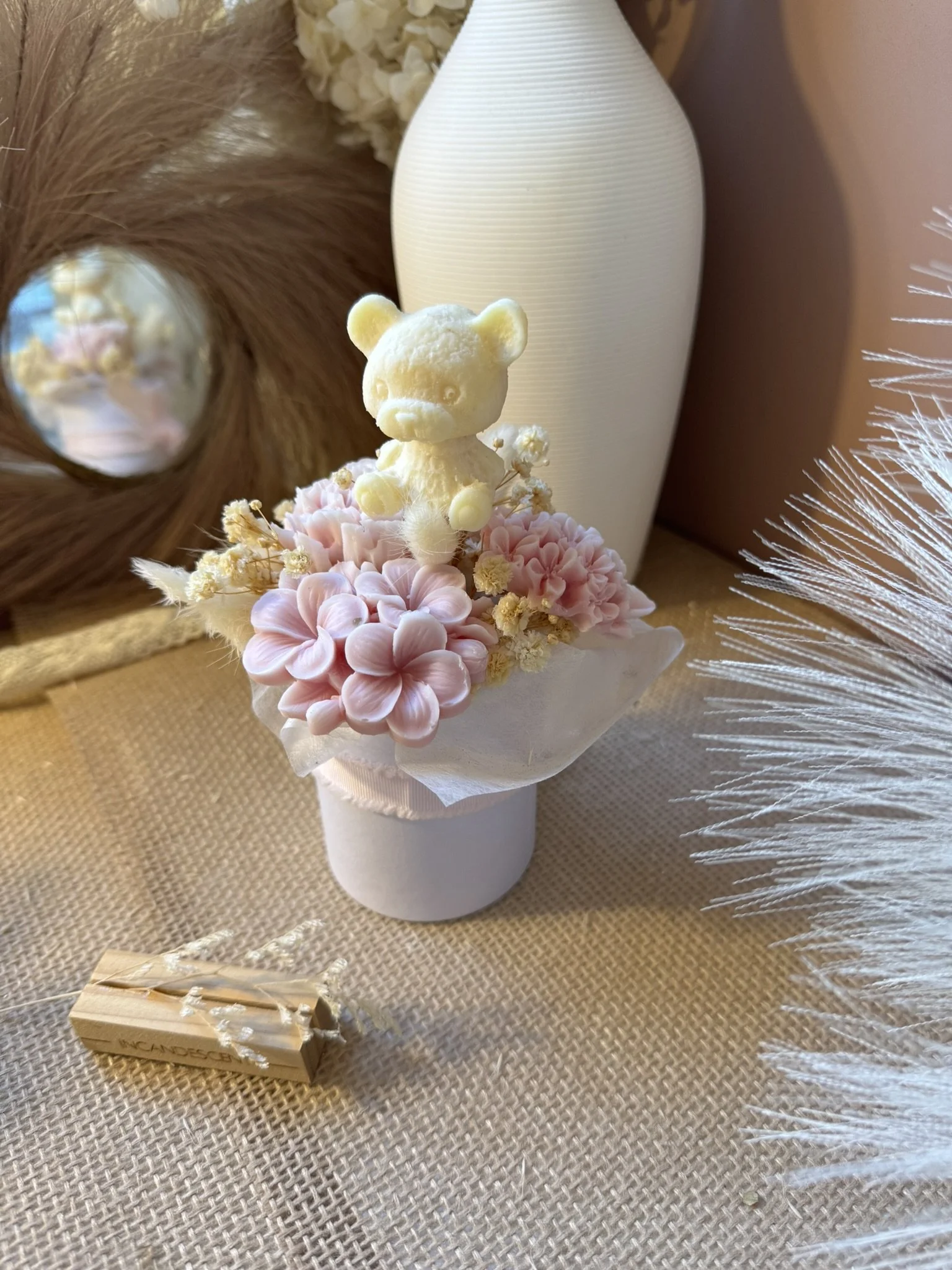 Bouquet de fleurs de cire poudré & son ourson