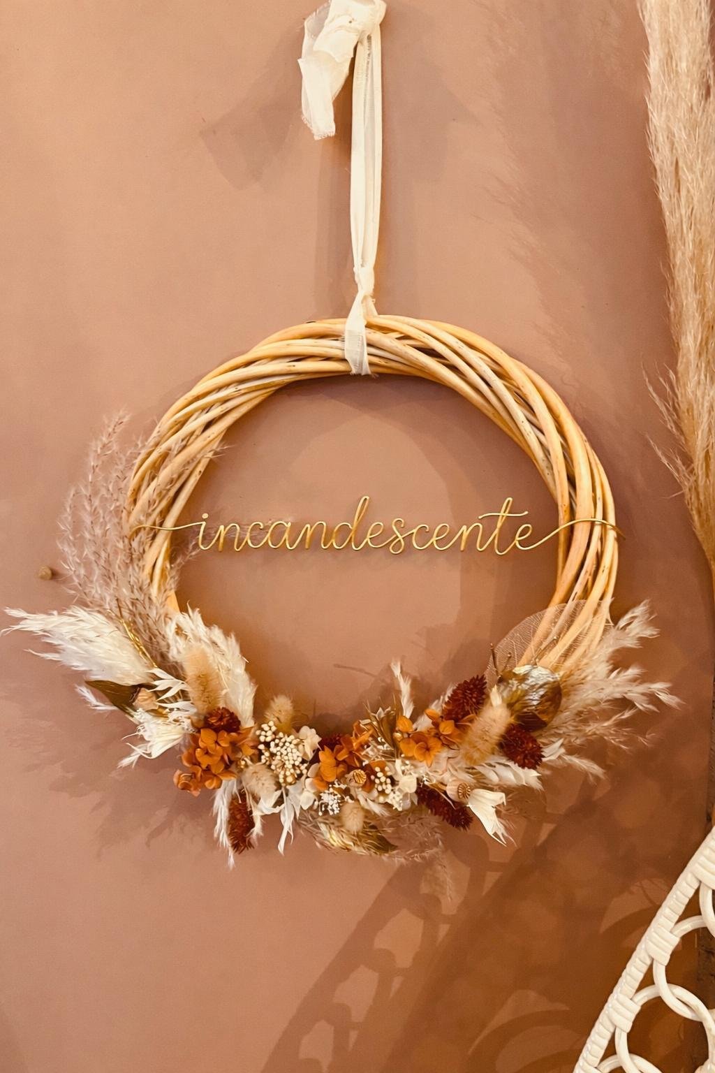 Couronne en osier avec des fleurs de cire et ses fleurs préservées