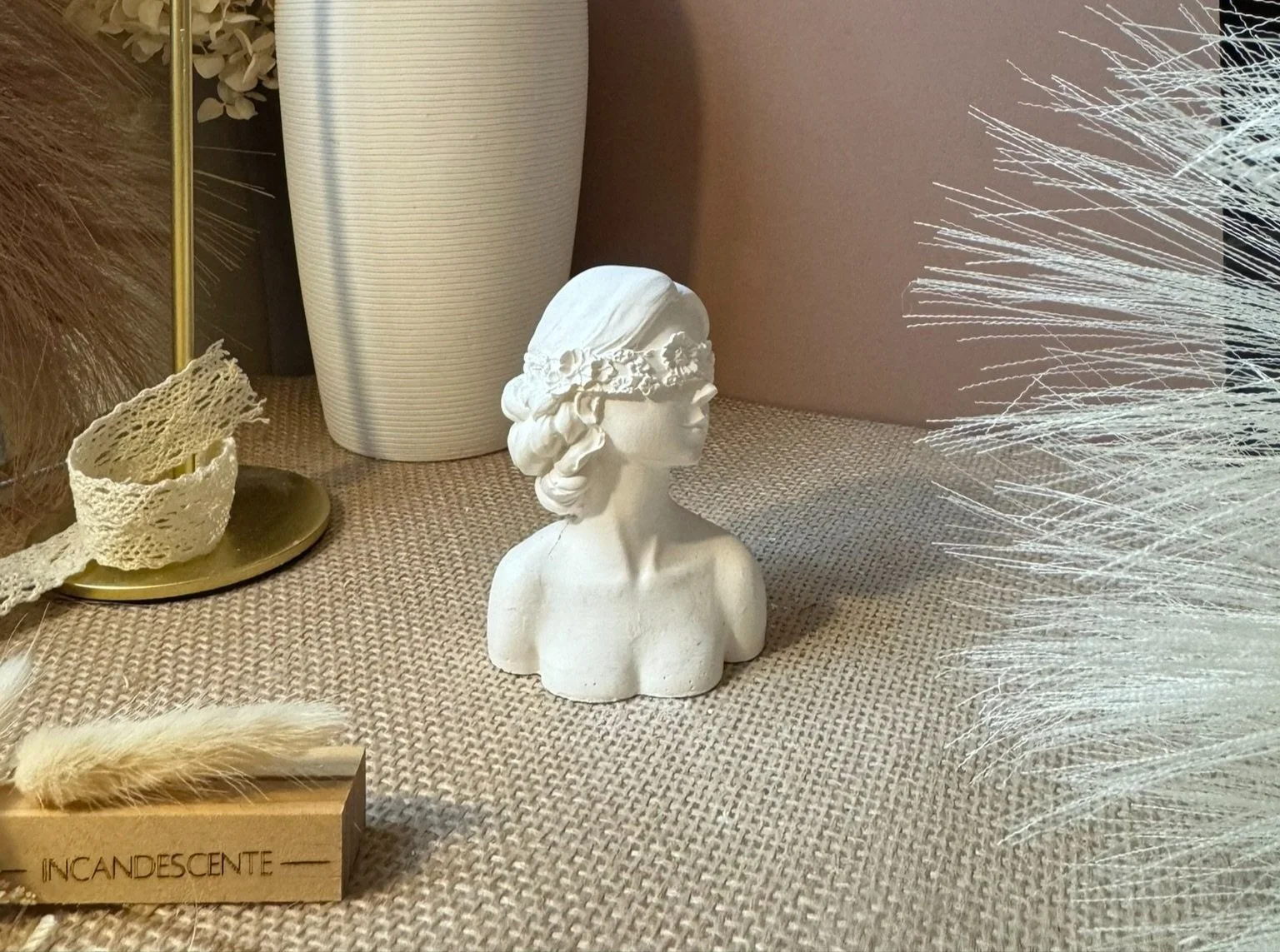 Buste femme yeux cachés en plâtre