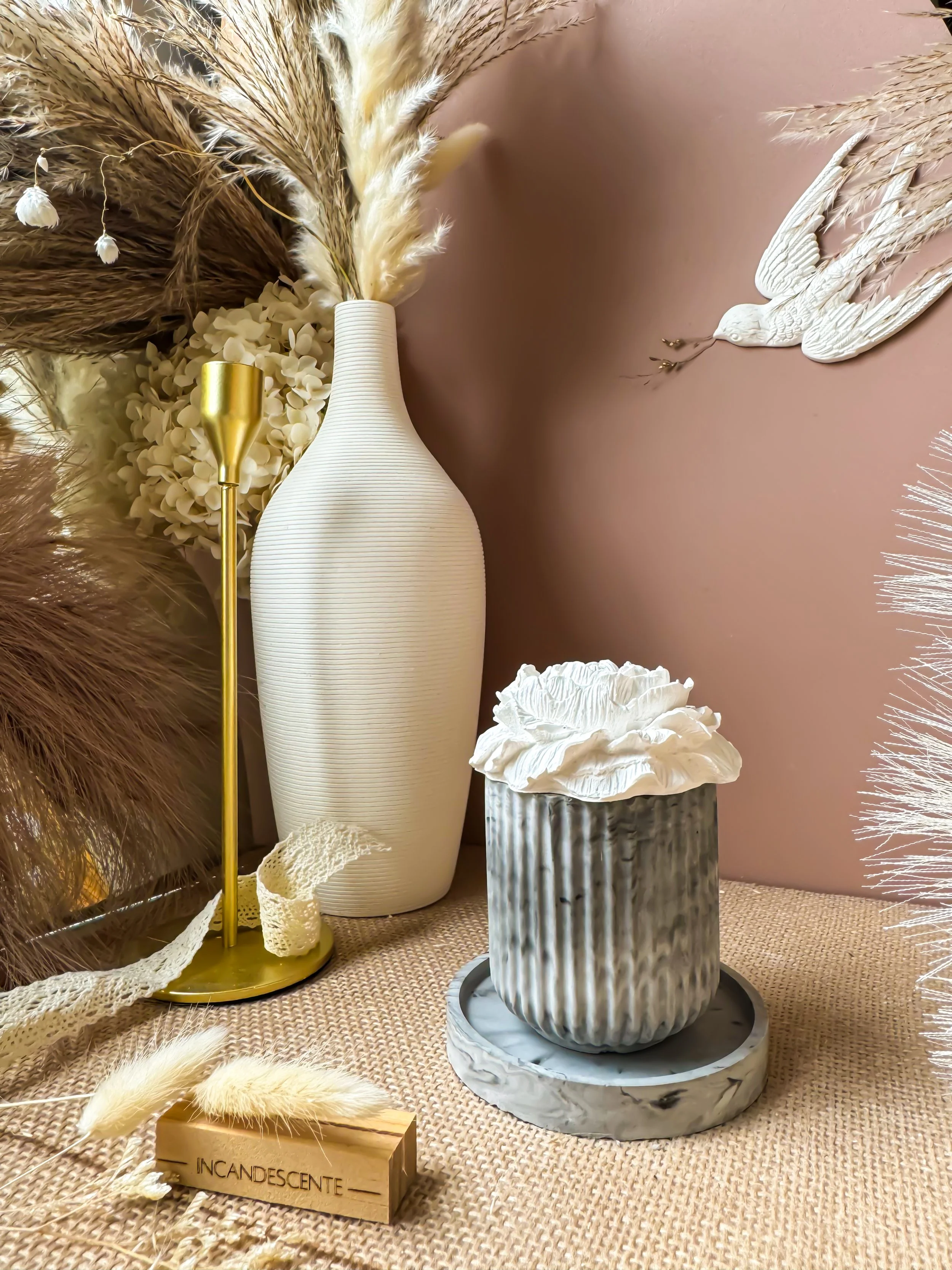 Pot sculpture verticale et son plateau rond en plâtre