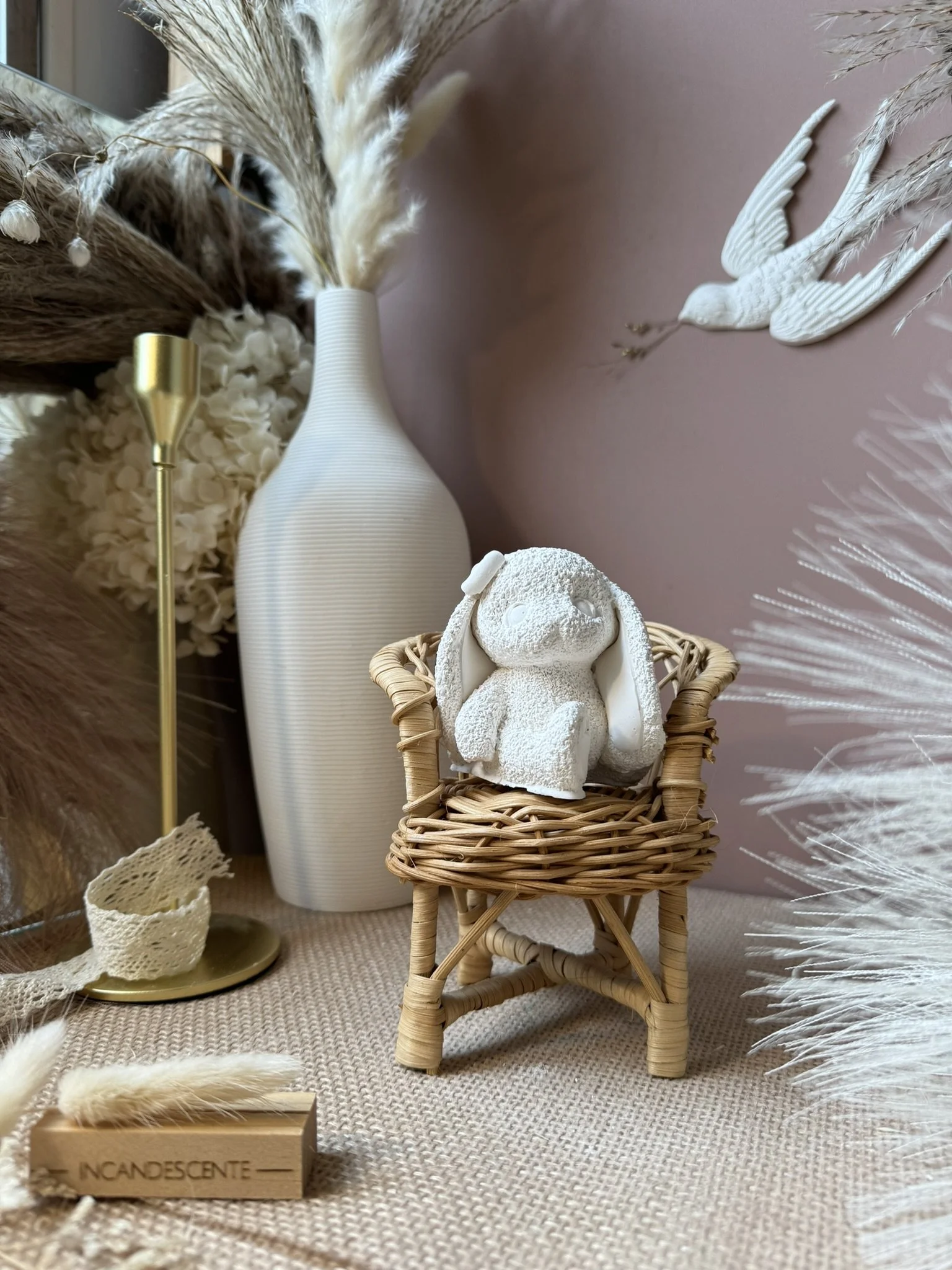 Petit lapin à longues oreilles en plâtre