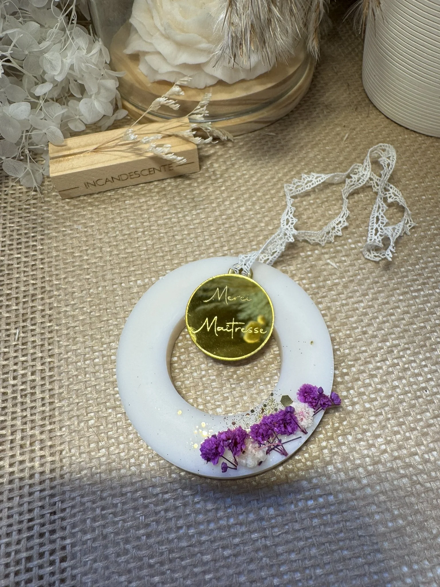 Suspension médaillon couronne fleur