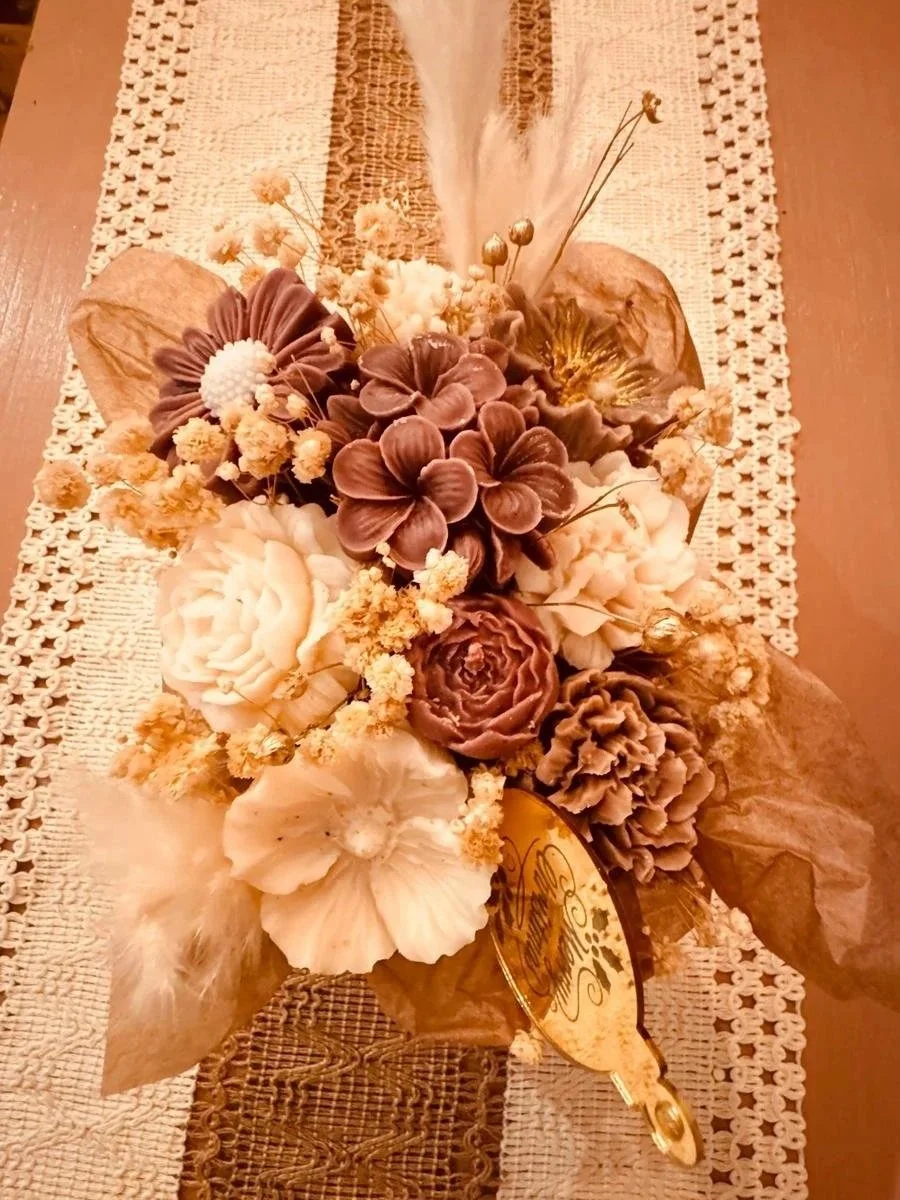 Bouquet de fleurs de cire et sa corbeille en bois