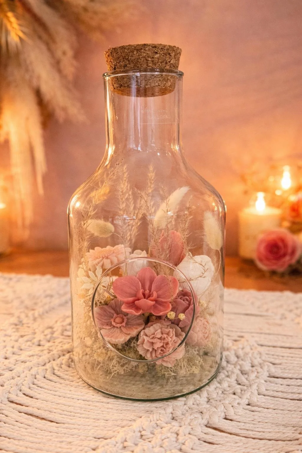 Bouquet romantique avec des fleurs de cire, des fleurs préservées dans sa bouteille de verre