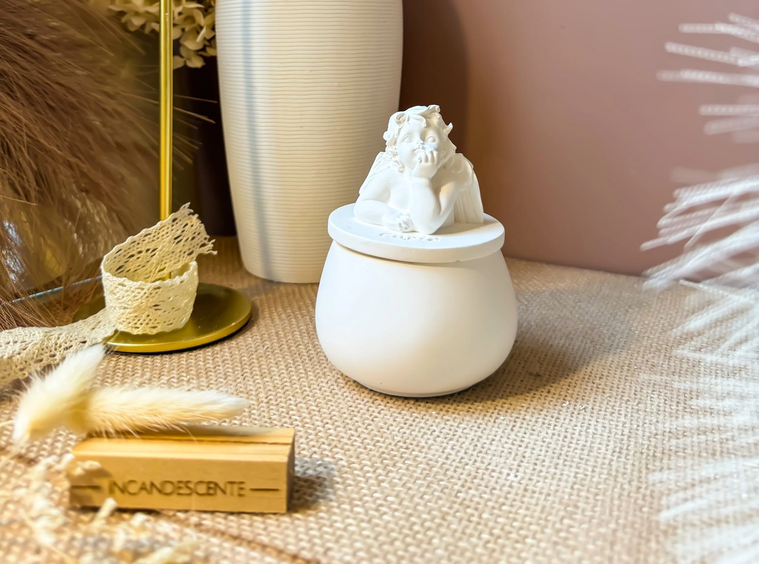 Bonbonnière ronde avec son couvercle angel en plâtre